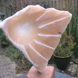 Sun Translucent Triangle Alabaster Stone Sculpture/ Two Different Sides/ On A Bronze Coloured Brick/ Totaal 12 - thumbnail 3
