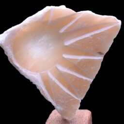 Sun Translucent Triangle Alabaster Stone Sculpture/ Two Different Sides/ On A Bronze Coloured Brick/ Totaal 12 - thumbnail 2