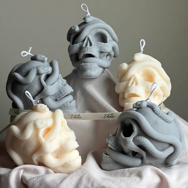 Skull Candle With Snakes Spooky Halloween Soy Wax Decor - image 1