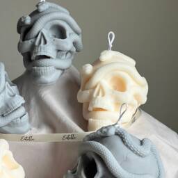 Skull Candle With Snakes Spooky Halloween Soy Wax Decor - thumbnail 2