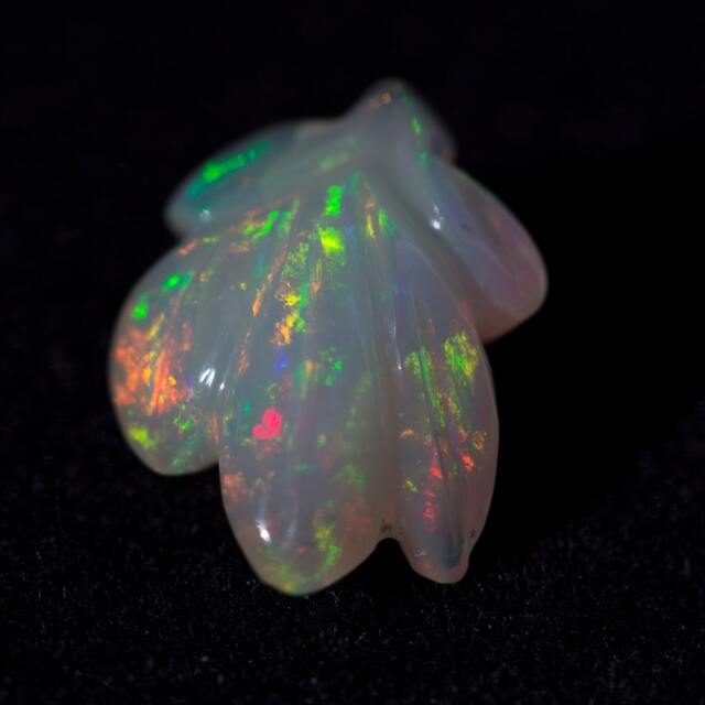 Leaf Opal Carving - 3.73 Cts - image 1