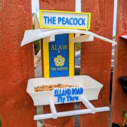 The Peacock, Leeds United Bird Feeding Station - Whites Football-Themed Garden Decor Feeder For Elland Road Faithful - thumbnail 3