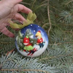 Hand-Painted Skiers Christmas Ball Unbreakable Felt Ornament - thumbnail 4
