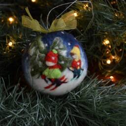 Hand-Painted Skiers Christmas Ball Unbreakable Felt Ornament - thumbnail 3