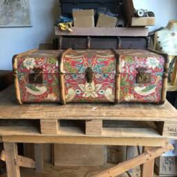 William Morris Steamer Trunk Coffee Table - Upcycled Strawberry Thief Toy Chest Storage Bench _ Morrisstcs - thumbnail 2