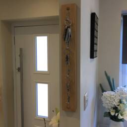 Handmade Oak Waxed Key Rail Slim Vertical Design With Hooks - thumbnail 3
