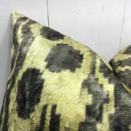 Ikat Velvet Pillow Cover - 24x24, Handwoven Silk Accent - thumbnail 3