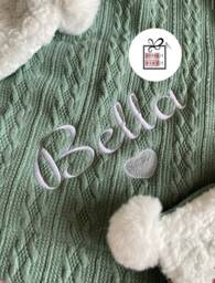 Personalised Newborn Childrens Baby Nursery Cable Knitted Blanket Italic Name Embroidered Pom Pom/Sherpa Wrap Photography Shoot Prop Gift