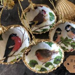 Garden Bird Decorations Cockle Shell Ornaments - Robin, Tit, Bullfinch, Goldfinch British Songbird Gift Hanging Christmas - thumbnail 3