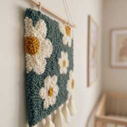 Daisy Punch Needle Wall Hanging, Floral Fiber Art, Boho Nursery Decor - thumbnail 3