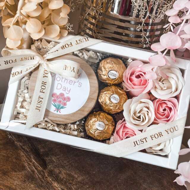 Happy Mothers Day Gift Ser With Personalised Candle, Chocolates & Soap Flowers - image 1