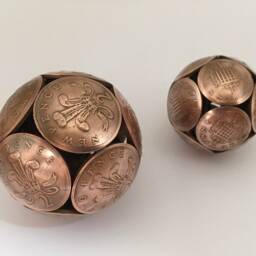 British Bronze 1P Or 2P Coin Ball - thumbnail 3