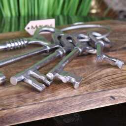 Dubha Vintage Style Bunch Of Keys Ornament - thumbnail 2