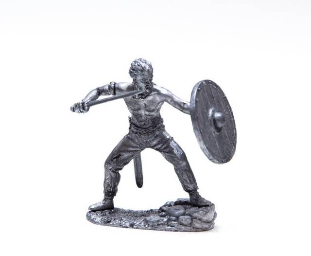 Tin 54mm Celt With Sword & Shield 1/32 Figurine - image 1