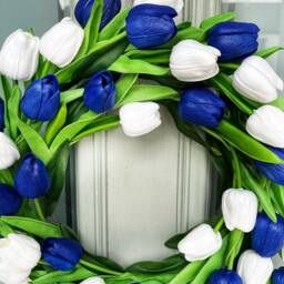 Blue & White Tulip Wreath Finnish Flag Inspired Summer Decor - thumbnail 3