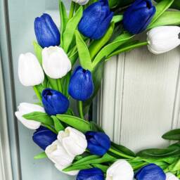 Blue & White Tulip Wreath Finnish Flag Inspired Summer Decor - thumbnail 2