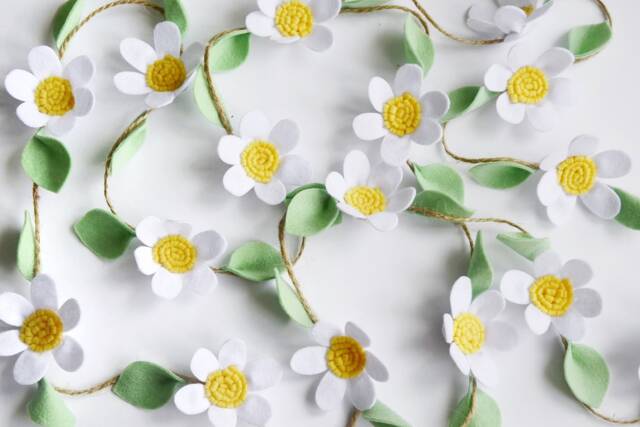 Felt Daisy Flower Garland, Nursery Decor Summer Decor, Wedding Daisies Garland - image 1