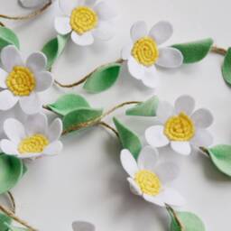 Felt Daisy Flower Garland, Nursery Decor Summer Decor, Wedding Daisies Garland - thumbnail 3