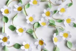 Felt Daisy Flower Garland, Nursery Decor Summer Decor, Wedding Daisies Garland - thumbnail 1
