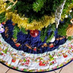 Blue Christmas Tree Skirt, Quilted Santa Design - thumbnail 4