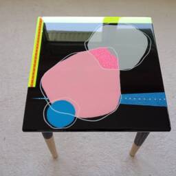 Abstract Pop Art Resin Side Table, Modern Black Pink Epoxy Coffee Table - thumbnail 4