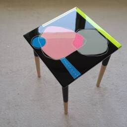 Abstract Pop Art Resin Side Table, Modern Black Pink Epoxy Coffee Table - thumbnail 2