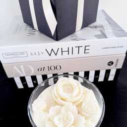 Luxury White Flower Candle - Triple Wick Coco Soy Wax Floral Sculpted Highly Fragranced Luxury Gift 430Ml - thumbnail 3