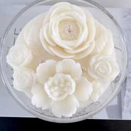 Luxury White Flower Candle - Triple Wick Coco Soy Wax Floral Sculpted Highly Fragranced Luxury Gift 430Ml - thumbnail 4