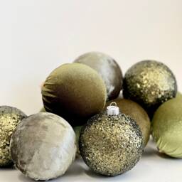 Forest Green Velvet Christmas Balls Handmade Ornament Set - thumbnail 2