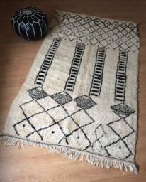 Azilal Rug/Berber Rug Atlas Moroccan Vintage Handwoven, Pure Wool /Beige With Black Marks /150 X 254 cm 5 8.3 Ft /Code 207 - thumbnail 1