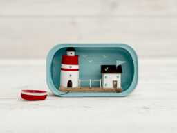 Little Ligthouse in Sardine Tin. Driftwood Scene - thumbnail 1