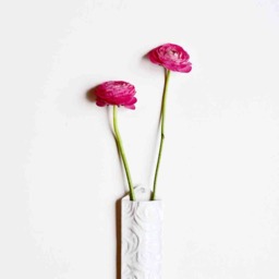 Sant Jordi Hanging Wall Vase - White Porcelain, Textured Ikebana Art, Minimalist Decor - thumbnail 3