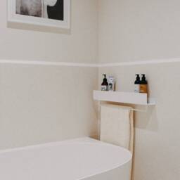 Modern Bathroom Shelf, Farmhouse Bathroom, White Shower Accessories, Modern White Shelves With Railing, Regal Vasca - thumbnail 3