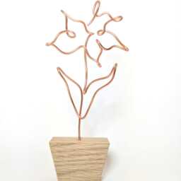 Handmade Wire Daffodil Sculpture in Oak Pot, Personalised Flower Decoration - thumbnail 3
