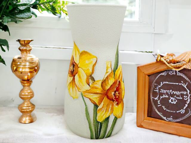 Pretty Daffodil Vase, Flower Decorations Gifts For Mum Spring Home Decor - image 1
