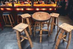 Oak Whiskey Barrel Bar Table & 4 Stools Set - Rustic Home Pub Shed Furniture - thumbnail 1
