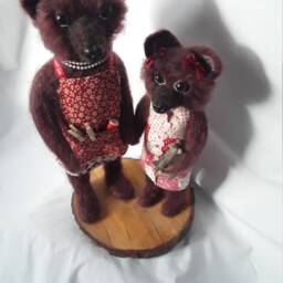 Needle Felted Teddy Bears, By Lizabeth Fiber Animals.. Hand Made Needle Felting Mother & Cub Bear Mounted On To Wood Slice - thumbnail 4