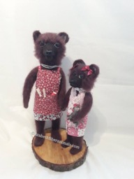 Needle Felted Teddy Bears, By Lizabeth Fiber Animals.. Hand Made Needle Felting Mother & Cub Bear Mounted On To Wood Slice - thumbnail 1