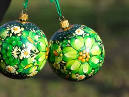 Hand-Painted Petrykivka Christmas Ball Ornament Emerald Green Floral Bauble - thumbnail 1