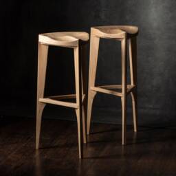 Terza Maggiore - Oak Bar Stool With Carved Seat Handmade Wood Counter - thumbnail 2
