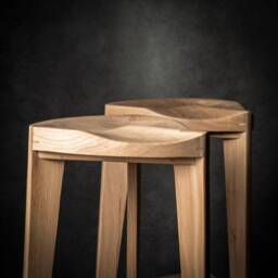 Terza Maggiore - Oak Bar Stool With Carved Seat Handmade Wood Counter - thumbnail 3
