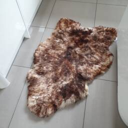 Large Genuine Sheepskin Rug - Brown & Cream Lamb Fur Pelt - 130x80cm - thumbnail 3