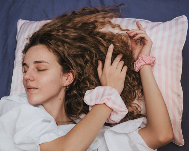 Satin Sleep Set, Silk Scrunchies, Pillowcase - 70x50 cm - image 1