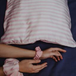 Satin Sleep Set, Silk Scrunchies, Pillowcase - 70x50 cm - thumbnail 3
