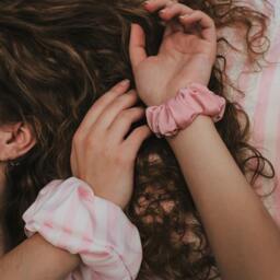 Satin Sleep Set, Silk Scrunchies, Pillowcase - 70x50 cm - thumbnail 2