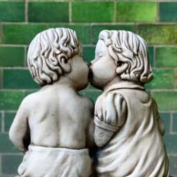 Garden Kissing Children Figurine Stone Kids Statue Outdoor Pair Sculpture Brother & Sister Decoration Cement Easter Gift Yard Art - thumbnail 4