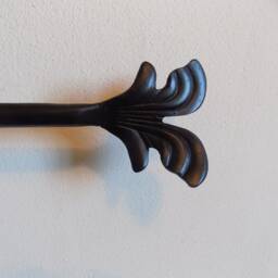 Handcrafted Wrought Iron Curtain Rod With Leaf Finial - thumbnail 2