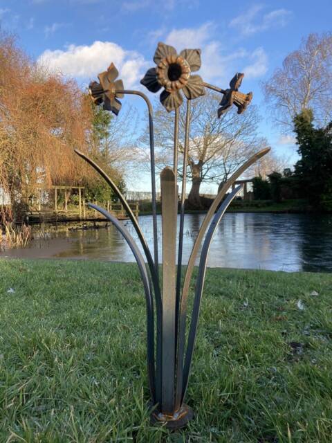 Metal Garden Rusty Daffodil Flower Spray Stake - image 1
