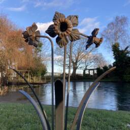 Metal Garden Rusty Daffodil Flower Spray Stake - thumbnail 2