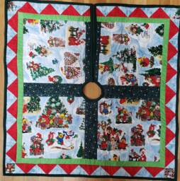 Caroling Animals Christmas Tree Skirt - Polka Dot Sashing